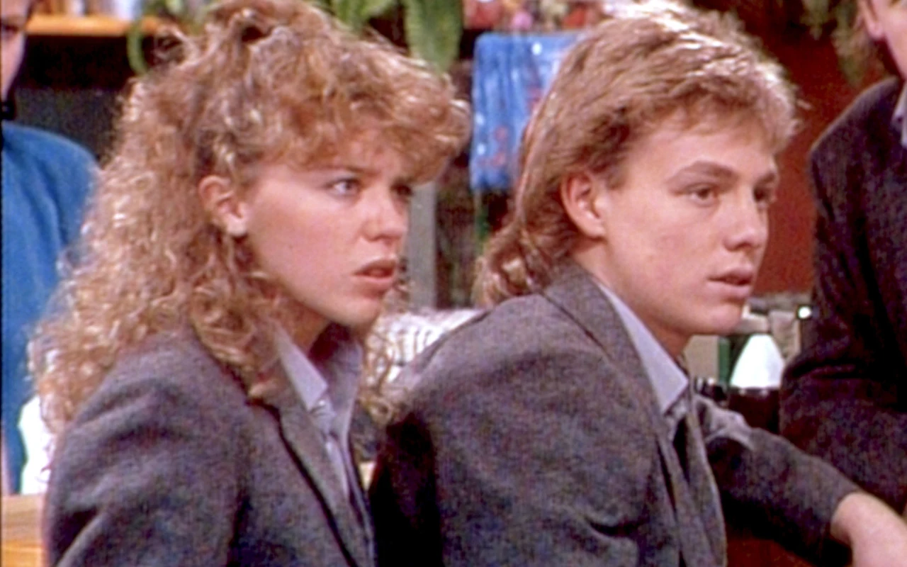 Kylie Minogue i Jason Donovan na planie serialu "Sąsiedzi"