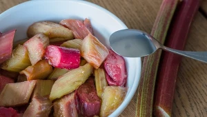 Wiosną i wczesnym latem ciesz się smakiem rabarbaru. Jak jego spożywanie wpływa na zdrowie?