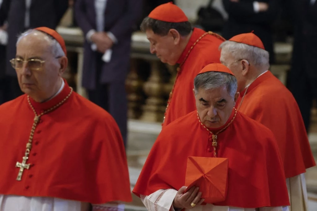 Po prawej stronie kard. Angelo Becciu Po prawej stronie kard. Angelo Becciu