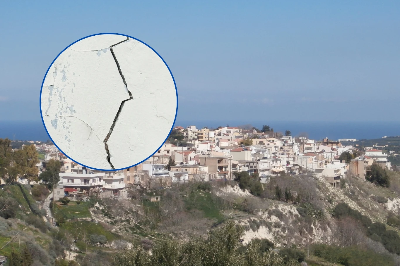 Miejscowość Voutes na Krecie. Z powodu ruchów ziemi popękało tam 20 domów, a 9 nie nadaje się do zamieszkania. Zdjęcie ilustracyjne Miasto na wzgórzu z widokiem na morze, w górnym lewym rogu widoczna jest powiększona ilustracja pęknięcia na ścianie.