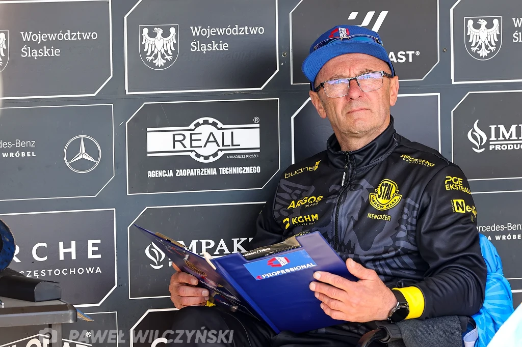 Piotr Świst, trener Stali Gorzów, z meczowym programem. Piotr Świst, trener Stali Gorzów, z meczowym programem.