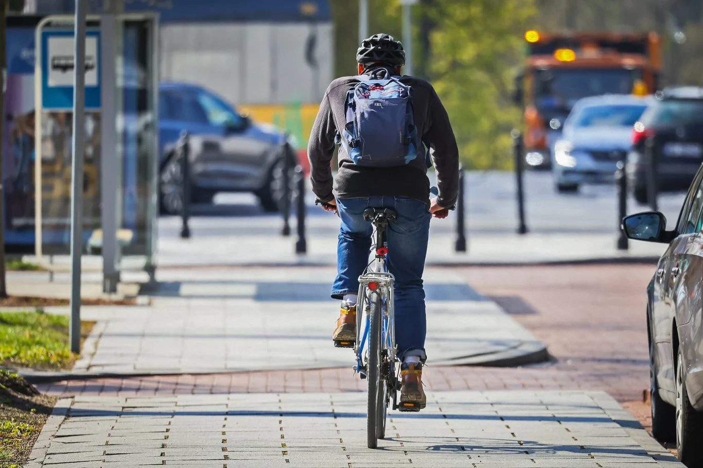 Już obecne przepisy zakazują rowerzyście jazdy po chodniku. Może się po nim poruszać tylko w konkretnych sytuacjach i stosując się do kilku zasad article cover