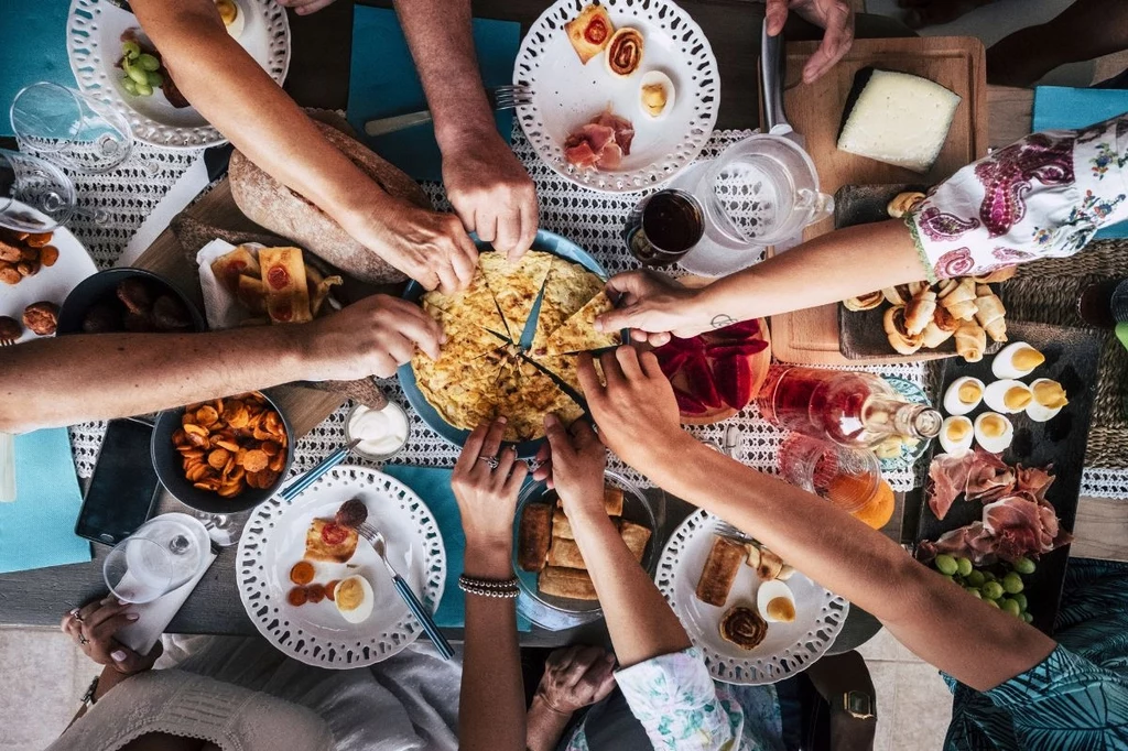 Na piknik, wycieczkę, wspólnego grilla - te przekąski zrobisz ekspresowo i zabierzesz ze sobą na wypoczynek majówkowy