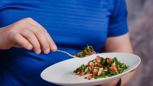 Jedz pistacje, awokado, pomidory. Zawierają potas - pierwiastek obniżający ciśnienie