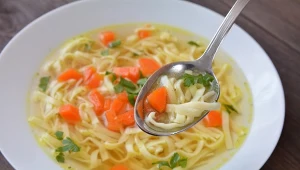 Chcesz zrobić najlepszy rosół na świecie? Wrzuć do niego to, a każdy poprosi o dokładkę