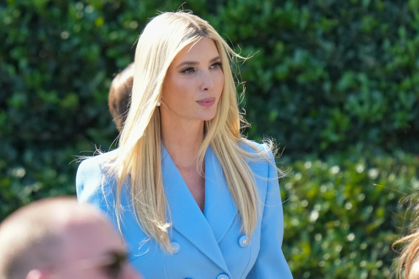 Ivanka Trump często sięga po eleganckie stylizacje Kobieta, blondynka, w jasnoniebieskiej, świetnie skrojonej marynarce i długich rozpuszczonych włosach