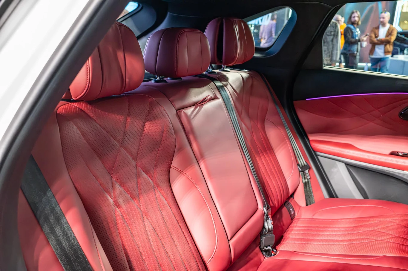 Stylowa tapicerka dostępna jest w klasycznej czerni lub efektownej wersji Black Red /fot. INTERIA