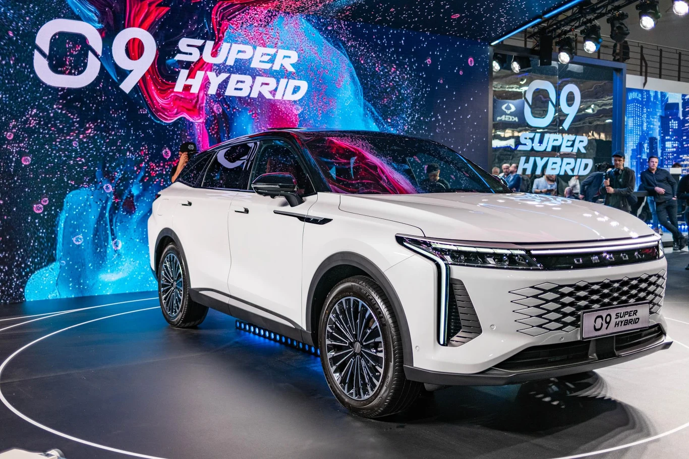 OMODA 9 Super Hybrid to SUV średniej wielkości, który już na „dzień dobry” zaskakuje dopracowaniem stylistycznym /fot. INTERIA