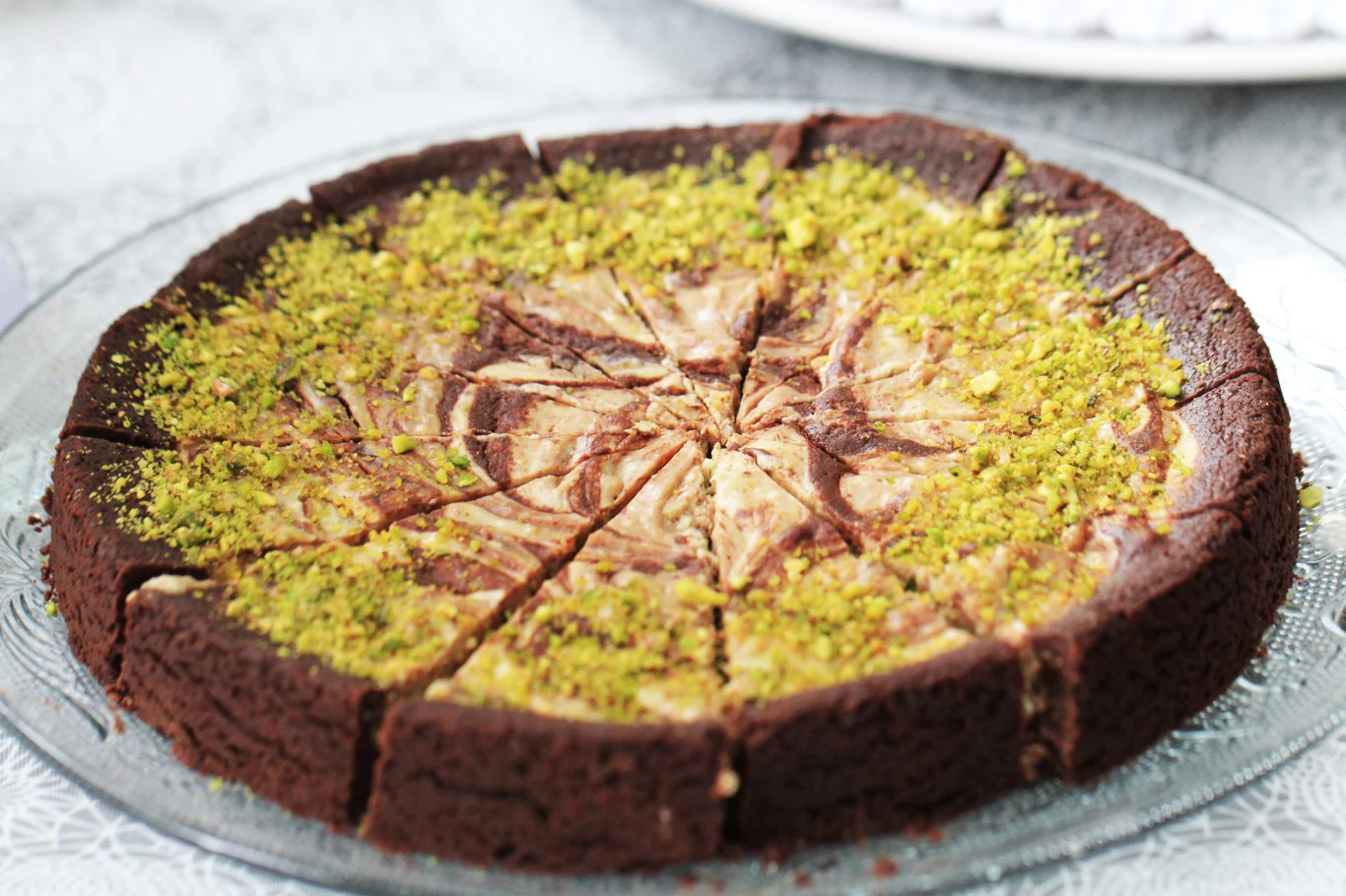 Czekoladowo-serowe ciasto z dodatkiem pistacji to niebo w gębie Czekoladowo-serowe ciasto z dodatkiem pistacji to niebo w gębie