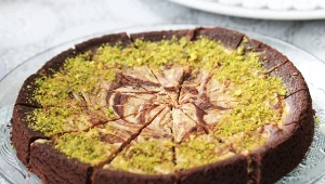Czekoladowo-serowe ciasto z dodatkiem pistacji to niebo w gębie