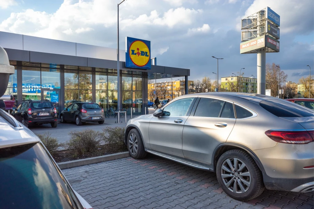 Na parkingach pod popularnymi dyskontami znów armagedon. Na parkingach pod popularnymi dyskontami znów armagedon.