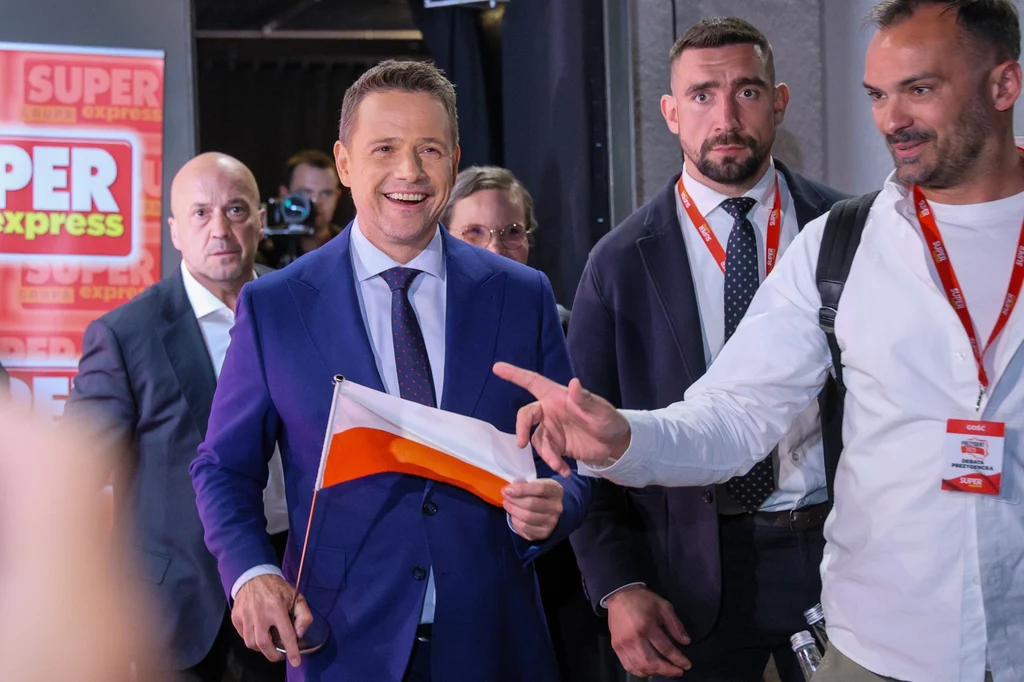 Rafał Trzaskowski z flagą biało-czerwoną Rafał Trzaskowski z flagą biało-czerwoną