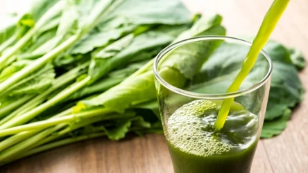 Zielony sok ze świeżych liści szpinaku 