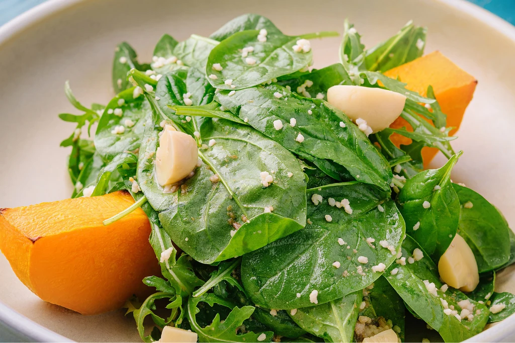 Najlepszymi naturalnymi źródłami folianów pozostają ciemnozielone warzywa liściaste - takie jak szpinak, jarmuż czy sałata 