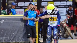 Kibole krzyczeli na leżących zawodników. Bulwersujące zachowanie