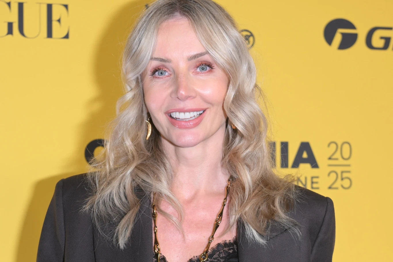 Agnieszka Woźniak-Starak zachwyca swoimi stylizacjami. Stawia na modne trendy, wśród których goszczą między innymi zamszowe balerinki.