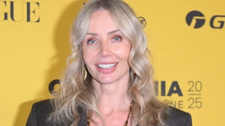 Agnieszka Woźniak-Starak zachwyca swoimi stylizacjami. Stawia na modne trendy, wśród których goszczą między innymi zamszowe balerinki.