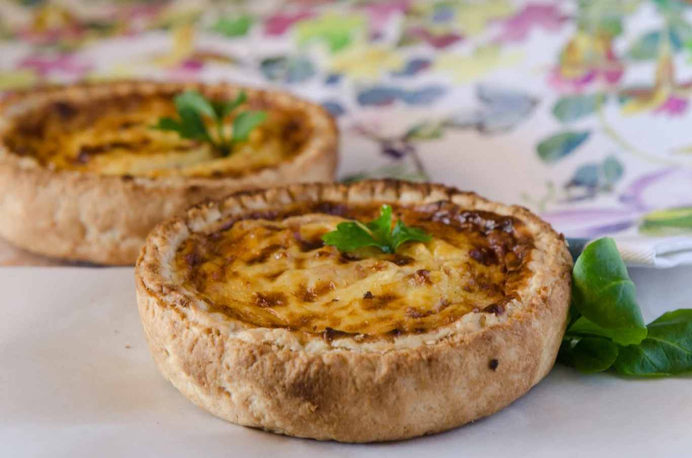 Chrupiąca tarta z jajeczno-śmietanowym nadzieniem w stylu francuskiego quiche Chrupiąca tarta z jajeczno-śmietanowym nadzieniem w stylu francuskiego quiche