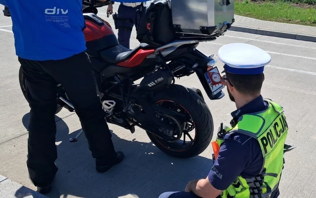 Policja w Słupsku wprowadziła nowe kontrole motocyklów z użyciem kątomierzy.