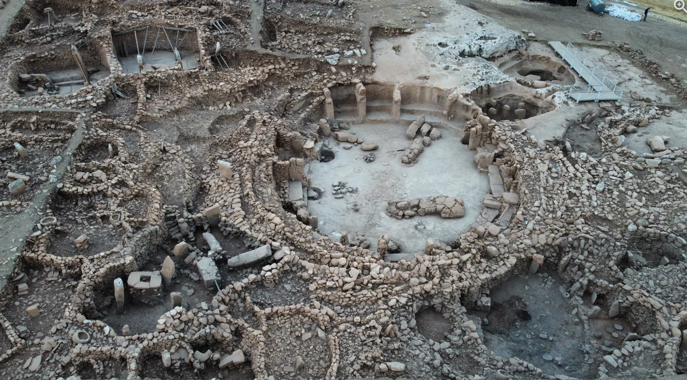 Taş Tepeler - prehistoryczny raj, który zniknął bez śladu Stanowisko archeologiczne z widocznymi pozostałościami starożytnych budowli i struktur kamiennych, rozmieszczonych w układzie okręgu. Widoczne szczegóły konstrukcji, jak mury i kamienie, świadczą o skomplikowanej architekturze.