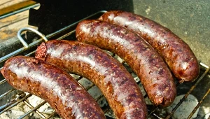 Zastosuj trik szefa kuchni, a kaszanka nie pęknie na grillu