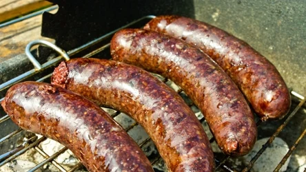 Kaszanka na grillu rozpadnie się, jeśli będziemy ją za długo piec