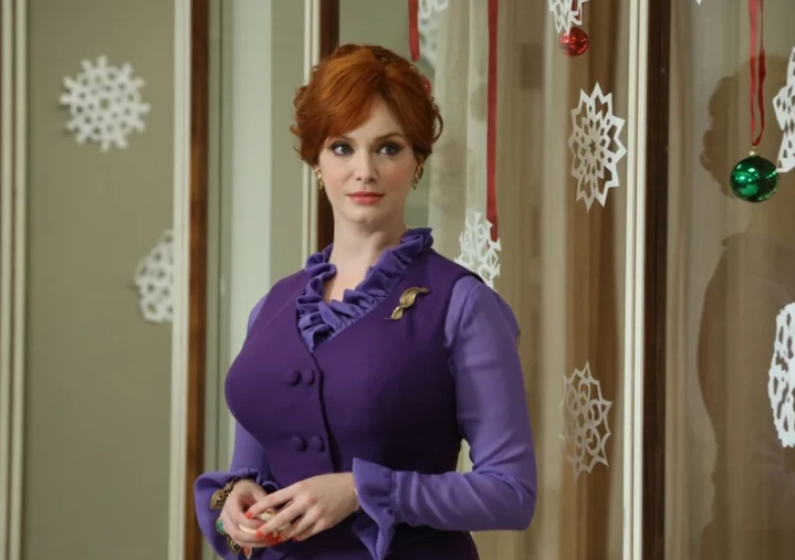 Christina Hendricks jako Joan w scenie z serialu "Mad Men"