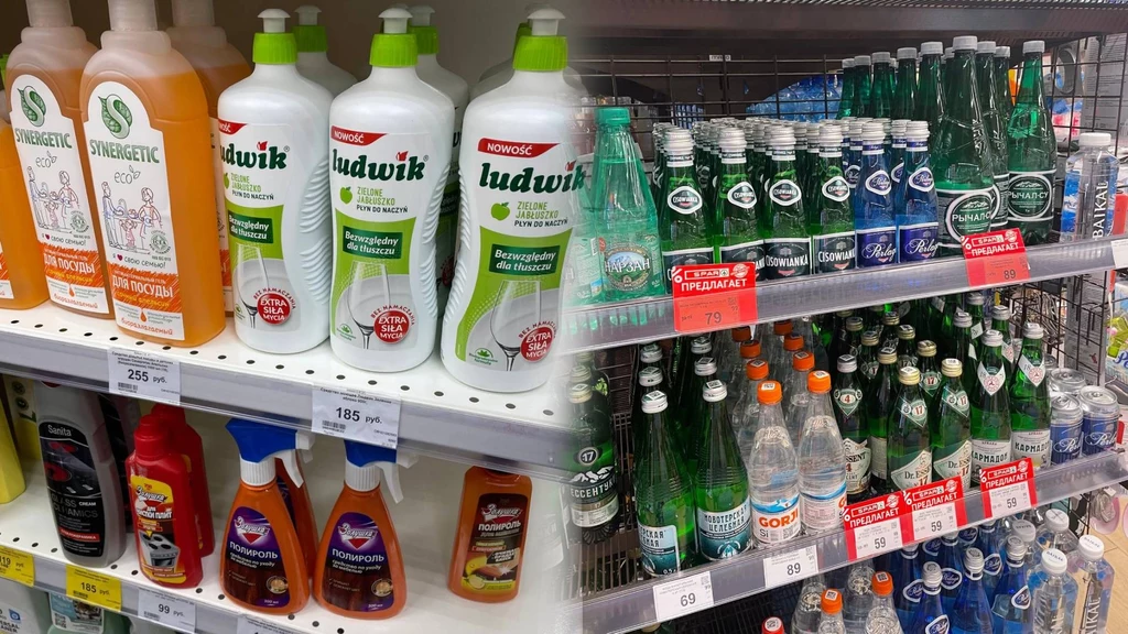 Polskie produkty na sklepowych półkach w Królewcu Półki sklepowe wypełnione różnymi produktami, po lewej stronie środki czystości, a po prawej butelki z wodą mineralną i napojami gazowanymi. Widoczne są etykiety z nazwami marek i cenami.