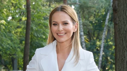 Sukienki, które odmładzają. Postaw na te kolory i fasony 
