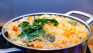 Zupa z młodej kapusty, którą musisz zrobić. Pyszna i zdrowa