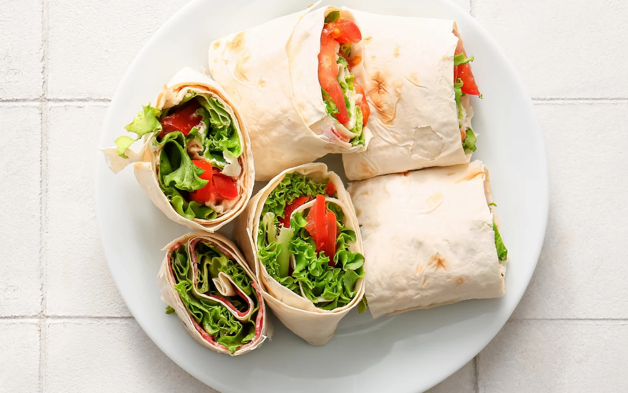 Mini tortille z humusem, papryką, ogórkiem i serem feta