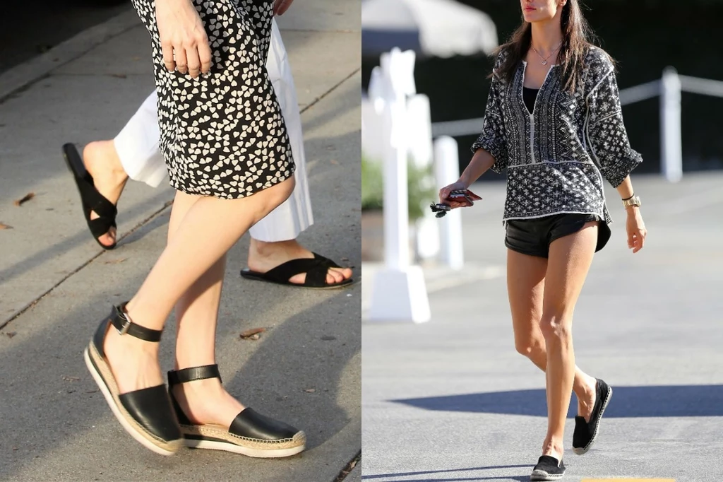 Modne buty na wiosnę-lato 2025. Ph: KAMINSKI, nich503 / Splash News Dwie kobiety ubrane w letnie stroje, jedna w sandałach na obcasie, a druga w espadrylach. Obie ubrania mają czarno-białe wzory. Osoby chodzą po chodniku w słoneczny dzień.