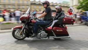Czy można przewozić dziecko na motocyklu z przodu? Odpowiedź zaskakuje