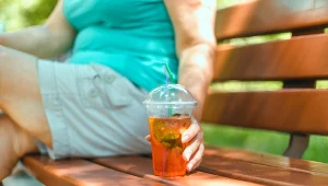 Gotowe herbaty na zimno często zawierają w składzie także cukier lub syrop glukozowo-fruktozowy