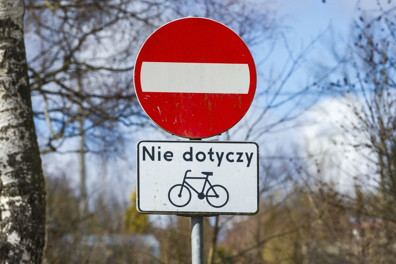 Znak B-2 "zakaz wjazdu" z tabliczką T-22 "Nie dotyczy rowerów". znak drogowy zakaz wjazdu z tabliczką nie dotyczy