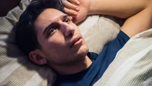 Ile razy wstajesz w nocy do WC? Lekarz wskazuje, ile to norma, a kiedy objaw