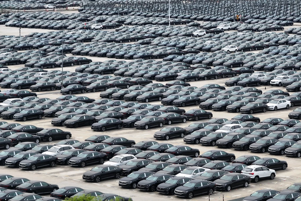 Pod przeznaczonym do zamknięcia zakładem Volkswagena stoi ponad 10 tys. nowych, niesprzedanych samochodów Pod przeznaczonym do zamknięcia zakładem Volkswagena stoi ponad 10 tys. nowych, niesprzedanych samochodów