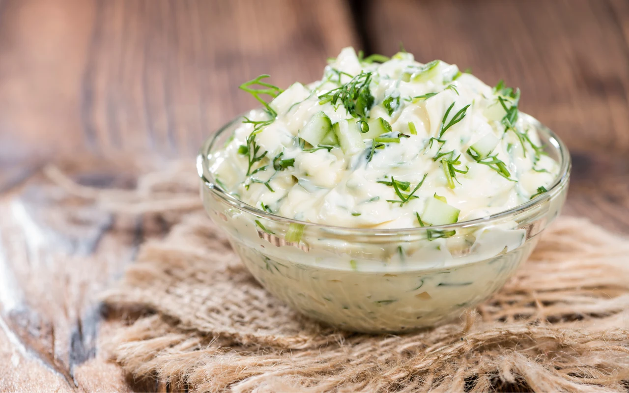 Pyszna sałatka ziemniaczana ze śmietaną, ogórkami i koperkiem