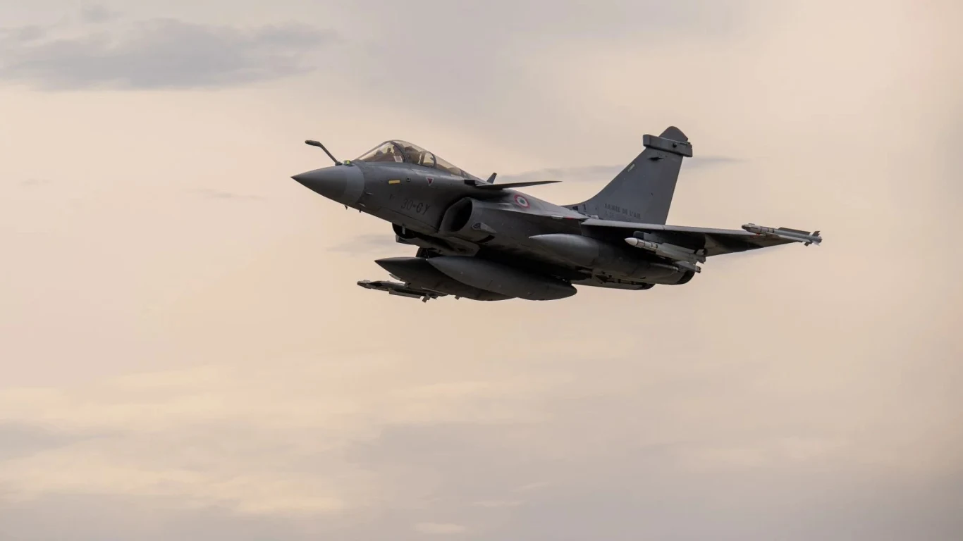 Indie kupują nowe myśliwce Rafale. Mają im pomóc w walce z Pakistanem Myśliwiec w locie, sylwetka samolotu widoczna na tle nieba, brak szczegółów związanych z miejscem czy czasem wykonania zdjęcia.