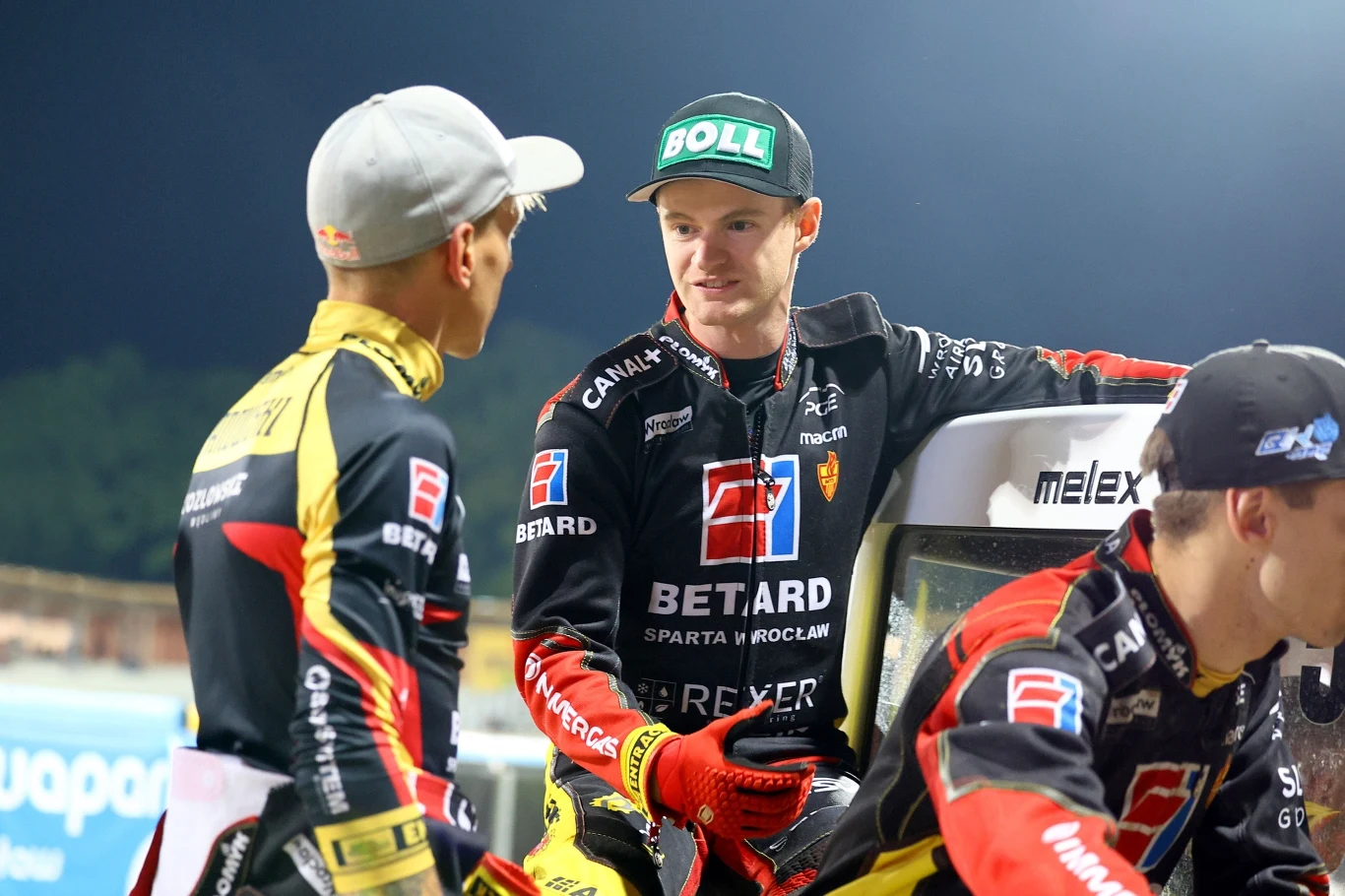 Brady Kurtz na prezentacji zespołu. Rozmawia z Maciejem Janowskim.