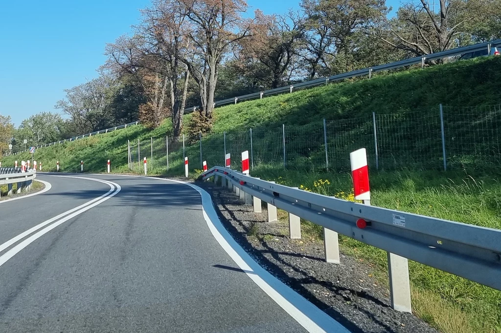 Co oznaczają biało-czerwone słupki znajdujące się przy drodze? Co oznaczają biało-czerwone słupki znajdujące się przy drodze?