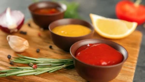  Idealne na grilla (i nie tylko). Wypróbuj ziołowy sos chimichurri i orzeźwiającą salsę