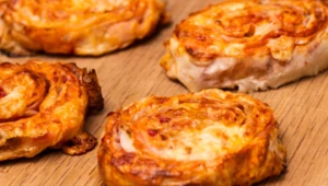 Czas na włoską przekąskę. Skuś się na pyszne rustico z mortadelą, pistacjami i burratą