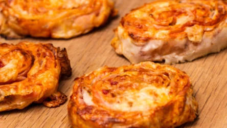 Czas na włoską przekąskę. Skuś się na pyszne rustico z mortadelą, pistacjami i burratą
