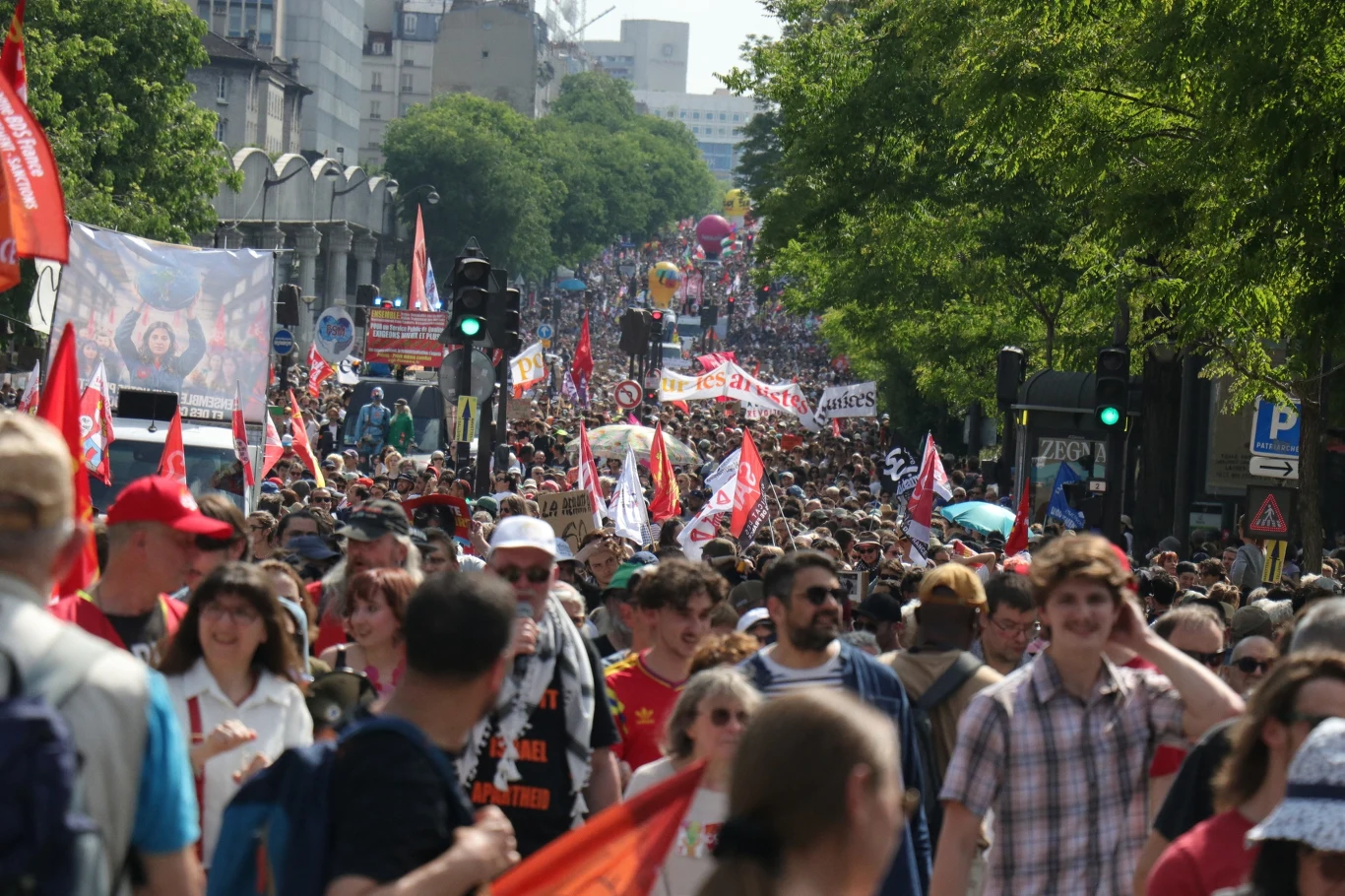 Ponad 150 tys. osób demonstrowało w całej Francji na apel związków i lewicy Tłum ludzi uczestniczących w demonstracji na jednej z ulic miasta, w tle widoczne są drzewa oraz budynki. Uczestnicy trzymają czerwone flagi i transparenty, tworząc dynamiczną atmosferę wydarzenia.