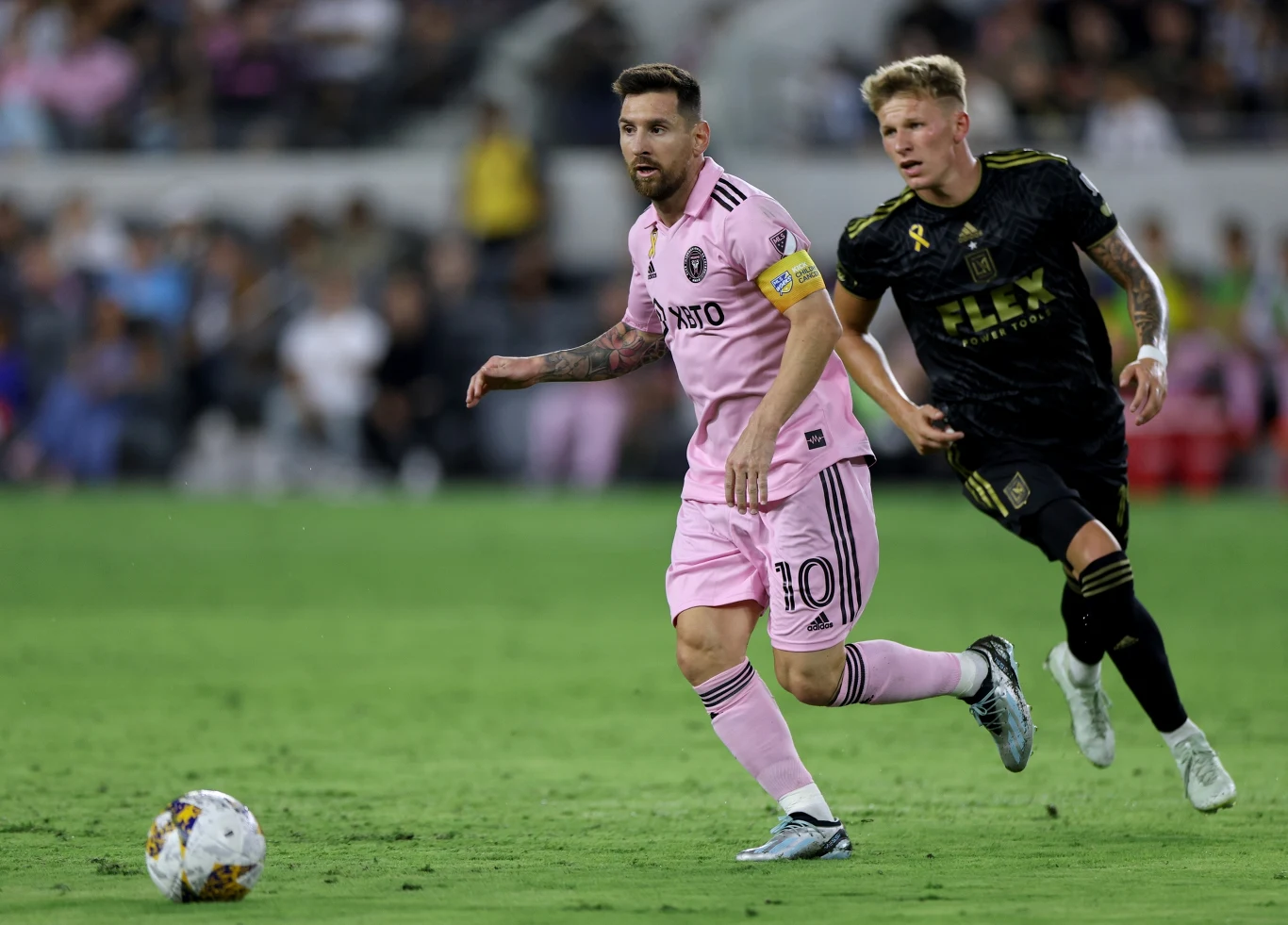 Mateusz Bogusz w starciu z Leo Messim Mateusz Bogusz w starciu z Leo Messim