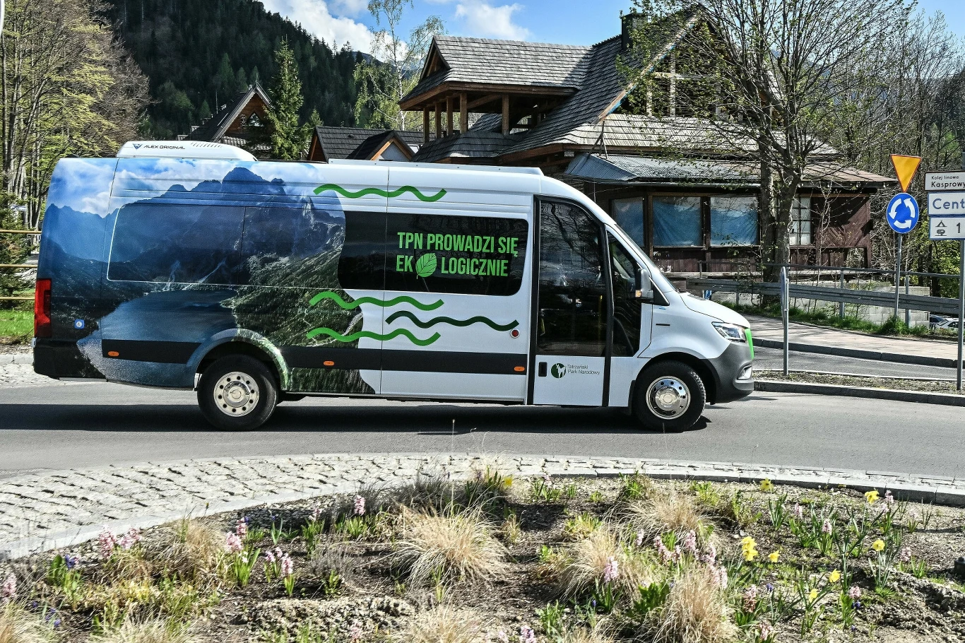 Elektryczne busy do Morskiego Oka już kursują. Bilety nie są tanie. Elektryczne busy do Morskiego Oka już kursują. Bilety nie są tanie.