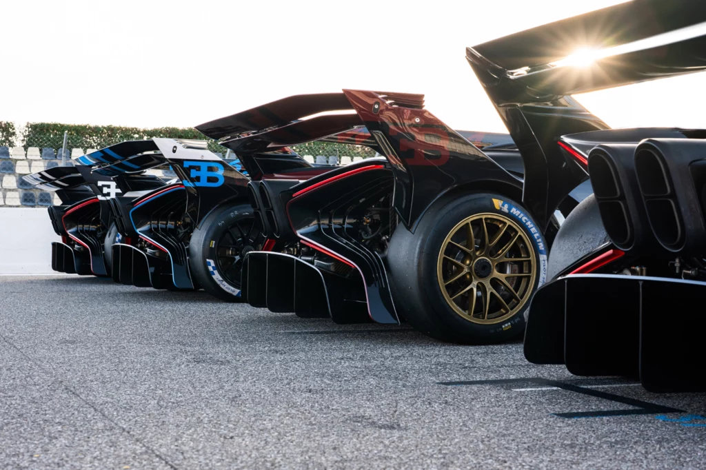Producent zaleca wymianę opon typu slick w Bugatti Bolide co 60 km Producent zaleca wymianę opon typu slick w Bugatti Bolide co 60 km