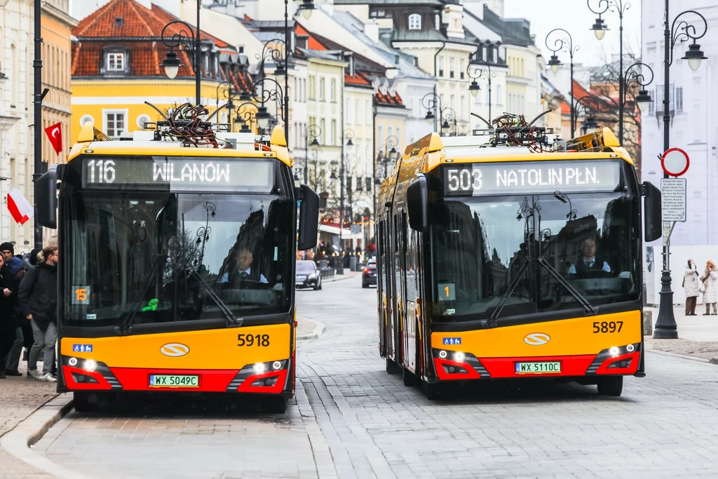 Przepisy dokładnie regulują kwestię autobusu włączającego się do ruchu z przystanku Przepisy dokładnie regulują kwestię autobusu włączającego się do ruchu z przystanku