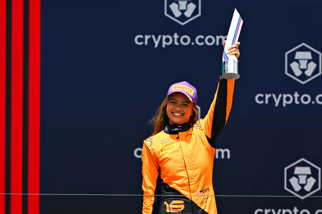 Bianca Bustamante na podium F1 Academy Bianca Bustamante na podium F1 Academy